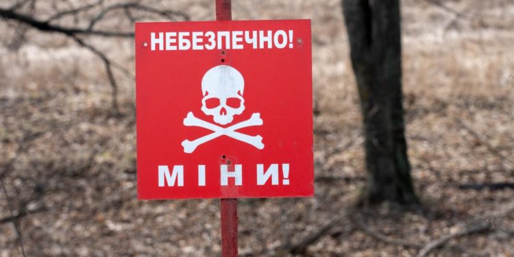 Діти в Україні зростають в оточенні мін: історії війни (відео)