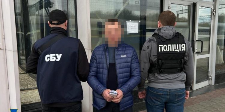 СБУ затримала співробітника Укрзалізниці, який перевозив ухилянтів за кордон у вентиляційній системі пасажирського вагона