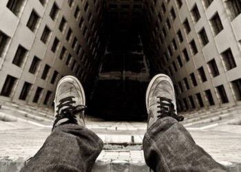 Чоловік на самісінький Великдень зістрибнув з дaху бaгaтоповерхівки у Тернополі