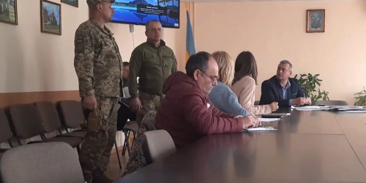 На Тернопільщині депутатам вручили повістки прямо під час сесії (відео)