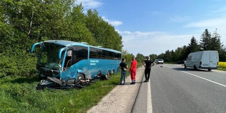 У ДТП поблизу Тернополя потрапив екскурсійний автобус
