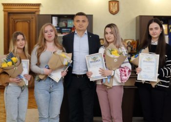 Голова облради Михайло Головко відзначив кращих випускників Тернопільщини та вручив їм грошові винагороди