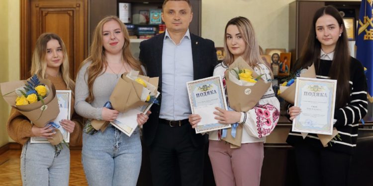 Голова облради Михайло Головко відзначив кращих випускників Тернопільщини та вручив їм грошові винагороди