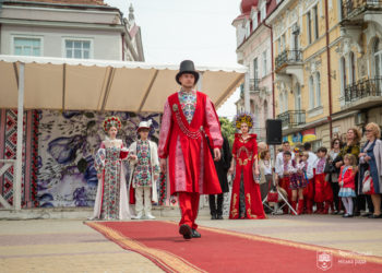 Дефіле у вишиванках в центрі Тернополя