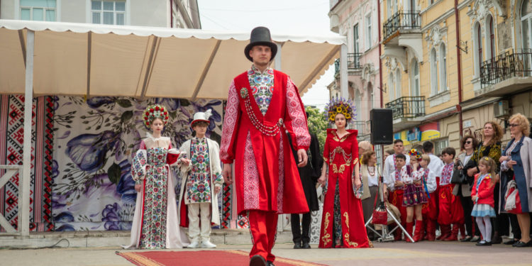 Дефіле у вишиванках в центрі Тернополя