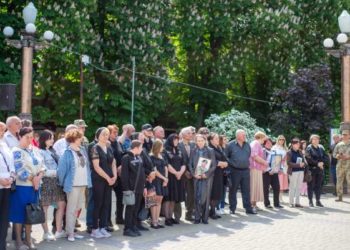 «Настав той час, коли голоси мільйонів зливаються в єдиний голос народу» – Володимир Труш вручив нагороди батькам Героїв України