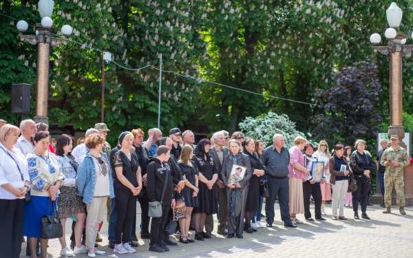 «Настав той час, коли голоси мільйонів зливаються в єдиний голос народу» – Володимир Труш вручив нагороди батькам Героїв України