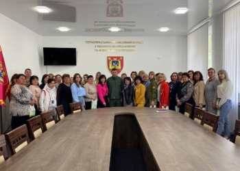 Працівниць Тернопільського коледжу привітали до Дня матері