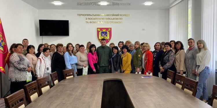 Працівниць Тернопільського коледжу привітали до Дня матері