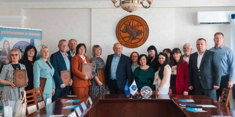 Класичний університет Тернополя підписав угоди про співпрацю з низкою шкіл краю