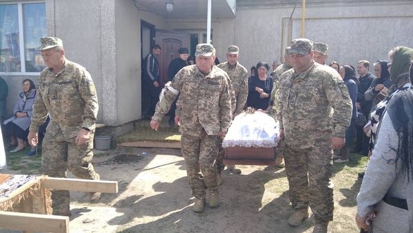 На Тернопільщині прощалися з бійцем Іваном Яцюком