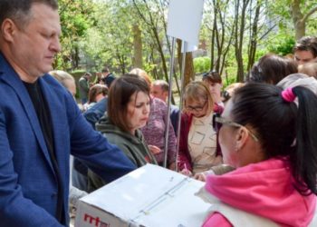 Заступник голови Тернопільської облради разом із ГО “ВПО України» зустрівся з переселенцями і передав допомогу від БФ «Хвилі змін»