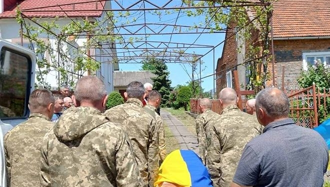 Із бійцем Андрієм Хмуричем попрощалися на Тернопільщині