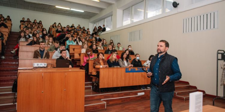 Історичний факультет Тернопільського національного педагогічного університету допомагає українським воїнам із 2014 року