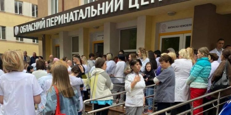 Медики з Тернопільського пологового вийшли на протест