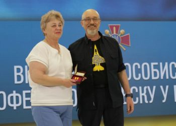 Міністр оборони вручив медаль «За сприяння ЗСУ» Герою України Петру Гадзу (фото)