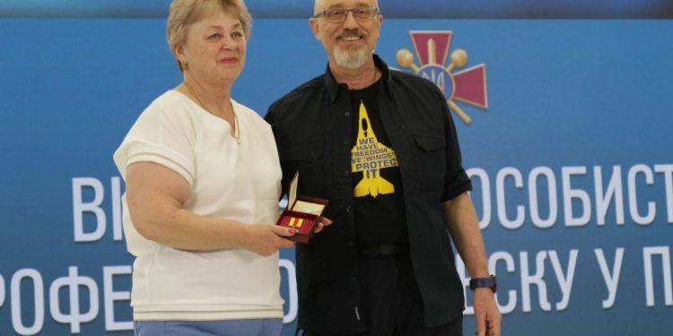 Міністр оборони вручив медаль «За сприяння ЗСУ» Герою України Петру Гадзу (фото)
