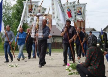 На Тернопільщині попрощалися з воїном Олегом Стахівим