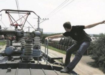 У Тернополі неповнолітній хлопець отримав електричне ураження, бо виліз на дах потягу