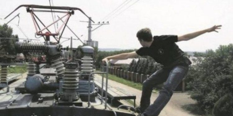 У Тернополі неповнолітній хлопець отримав електричне ураження, бо виліз на дах потягу