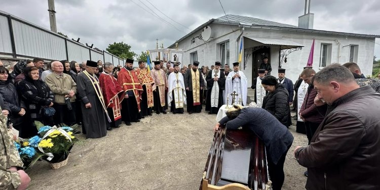 На Тернопільщині попрощалися із бійцем Сергієм Леськівим