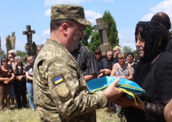На Тернопільщині попрощалися із воїном Романом Мричком