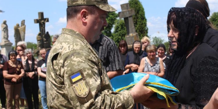 На Тернопільщині попрощалися із воїном Романом Мричком