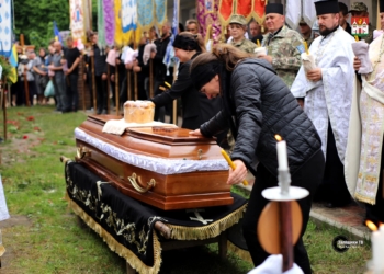 Тіло бійця Ігоря Шипітка зустрічали на Тернопільщині