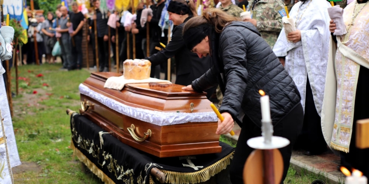 Тіло бійця Ігоря Шипітка зустрічали на Тернопільщині