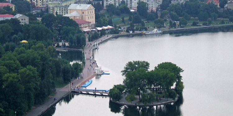 Воду відібрано біля пляжу «Циганка» – чи можна купатися в Тернопільському озері?