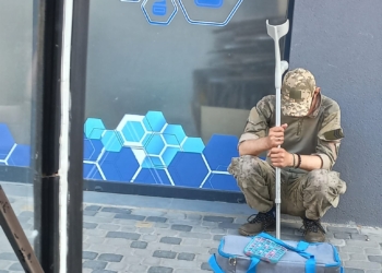 Поранений воїн навпочіпки сидів на автостанції у Козовій