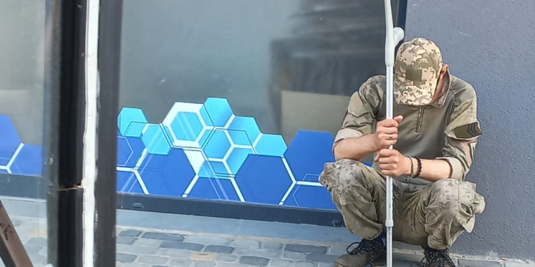 Поранений воїн навпочіпки сидів на автостанції у Козовій