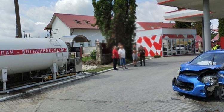 ДТП біля Тернополя: легківка втрапила у цистерну з газом