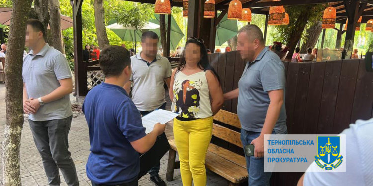 На хабарі від вступника затримали тернопільську викладачку