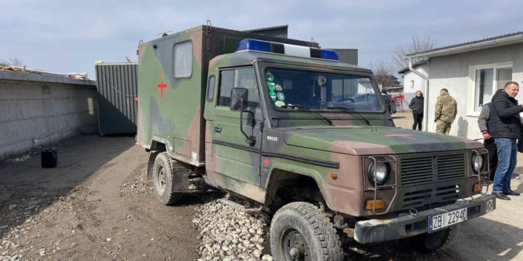 Волонтери «Української команди» з Тернопільщини ремонтують ЗІЛ на фронт