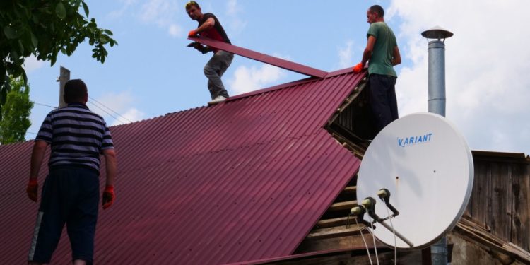 Вже 18 будинків повністю відновили на Херсонщині будівельники з Тернопільської області