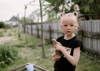 «Беріть дитину, і не одну»: жінка взяла під опіку похресницю після загибелі її батьків