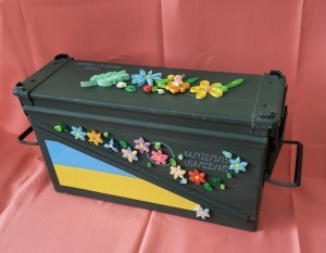 Юні художники мистецької школи Тернополя розмалювали гільзи, тубуси та ящики з-під патронів