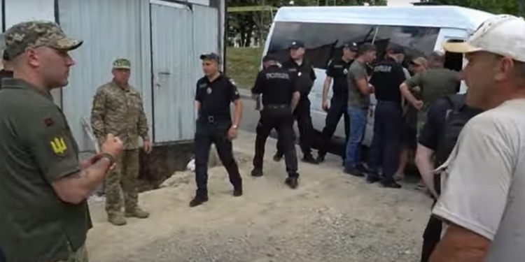 Поліція зупинила скандальне будівництво у Тернополі (відео)