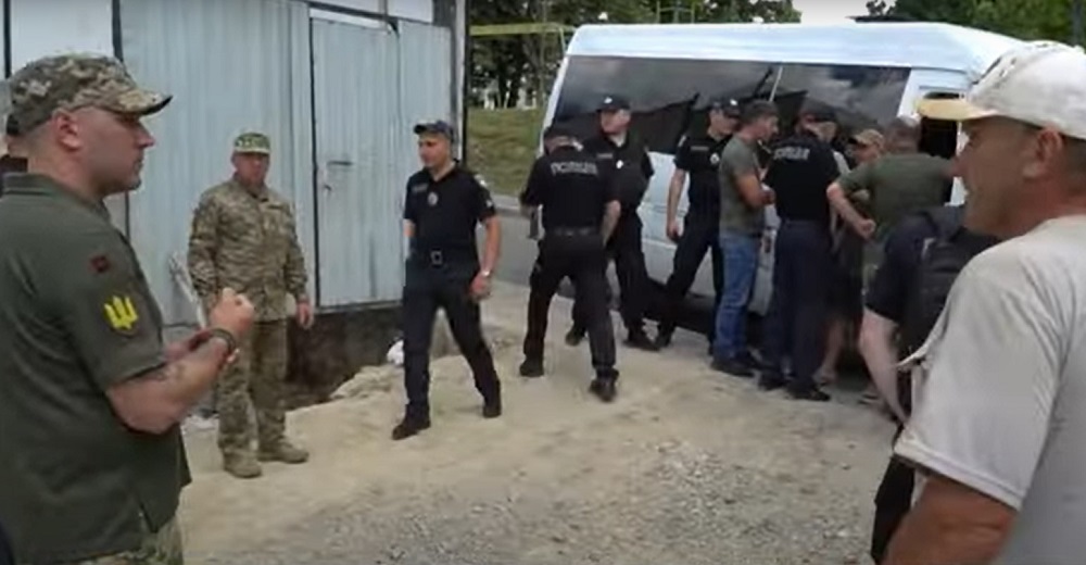 Поліція зупинила скандальне будівництво у Тернополі (відео)