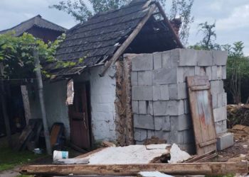 Жителька Тернопільщини отримала ушкодження на подвір’ї: на неї впала стіна