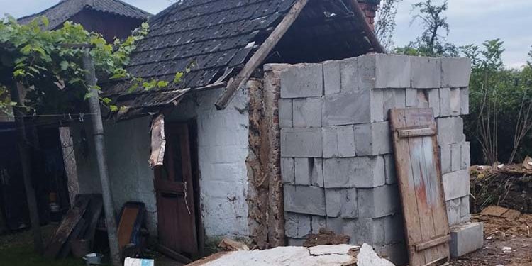 Жителька Тернопільщини отримала ушкодження на подвір’ї: на неї впала стіна