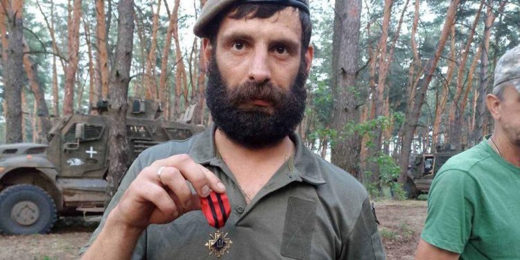 Воює з 2015 року: бійця з Тернопільщини відзначили “Золотим хрестом” від Головнокомандувача ЗСУ