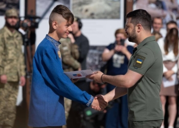 Син загиблого Героя з Тернопільщини Арсен Щирба одержав паспорт з рук Президента