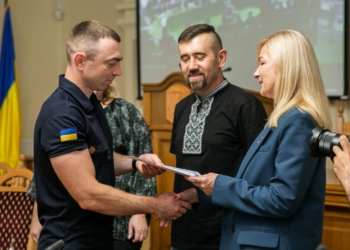 Вручення сертифікатів про проходження курсу «Самодопомога та кризова допомога» працівникам ДСНС відбулся в Класичному університеті Тернополя