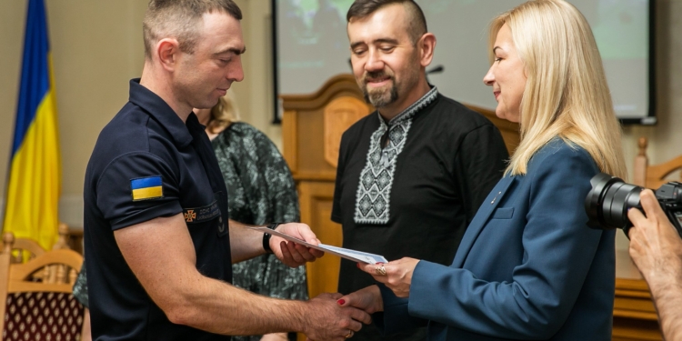 Вручення сертифікатів про проходження курсу «Самодопомога та кризова допомога» працівникам ДСНС відбулся в Класичному університеті Тернополя