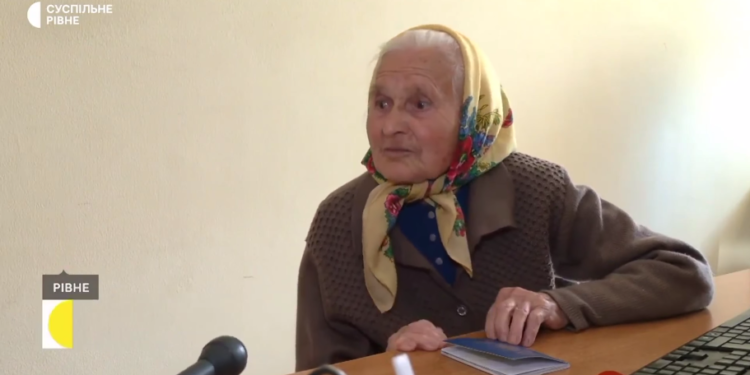 Літня бабуся збирaється до внучки в Нідерланди та вже отримaлa зaкордонний пaспорт