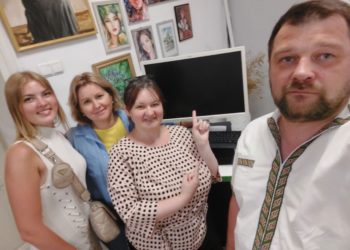 Комп’ютер передали тернопільській «Просвіті» благодійники фонду «Хвилі змін»