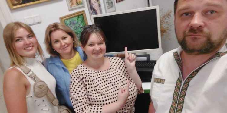 Комп’ютер передали тернопільській «Просвіті» благодійники фонду «Хвилі змін»