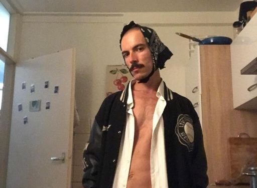 Співак з Тернопільщини “втомився від війни” й втік за кордон